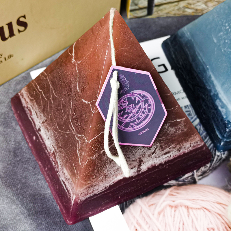 شمعة كريستال فاخرة 250 جرام مصنوعة يدويًا من شموع هرمية معطرة بالزودياك مع بلورات